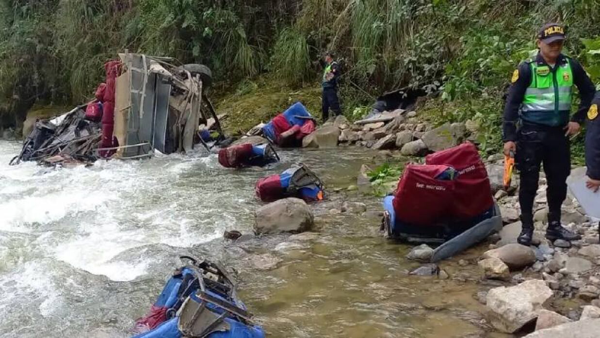 পেরুতে ৬৫০ ফুট গভীর খাদে যাত্রীবাহী বাস