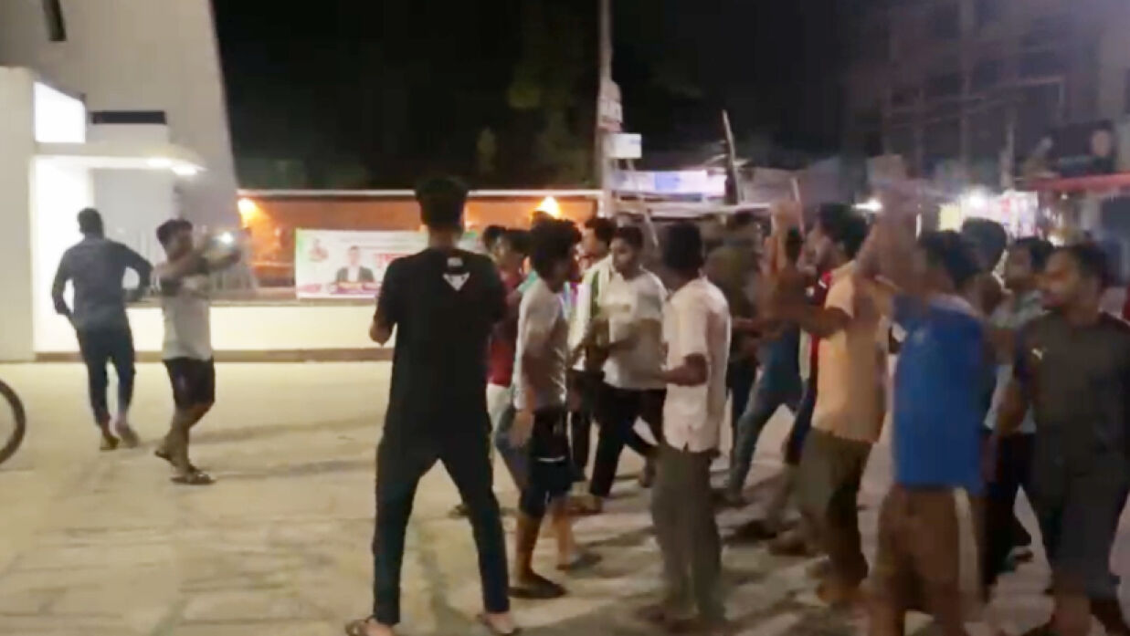 বন্ধ ঘোষণার পর শিক্ষার্থী বিক্ষোভে উত্তপ্ত কুমিল্লা বিশ্ববিদ্যালয়