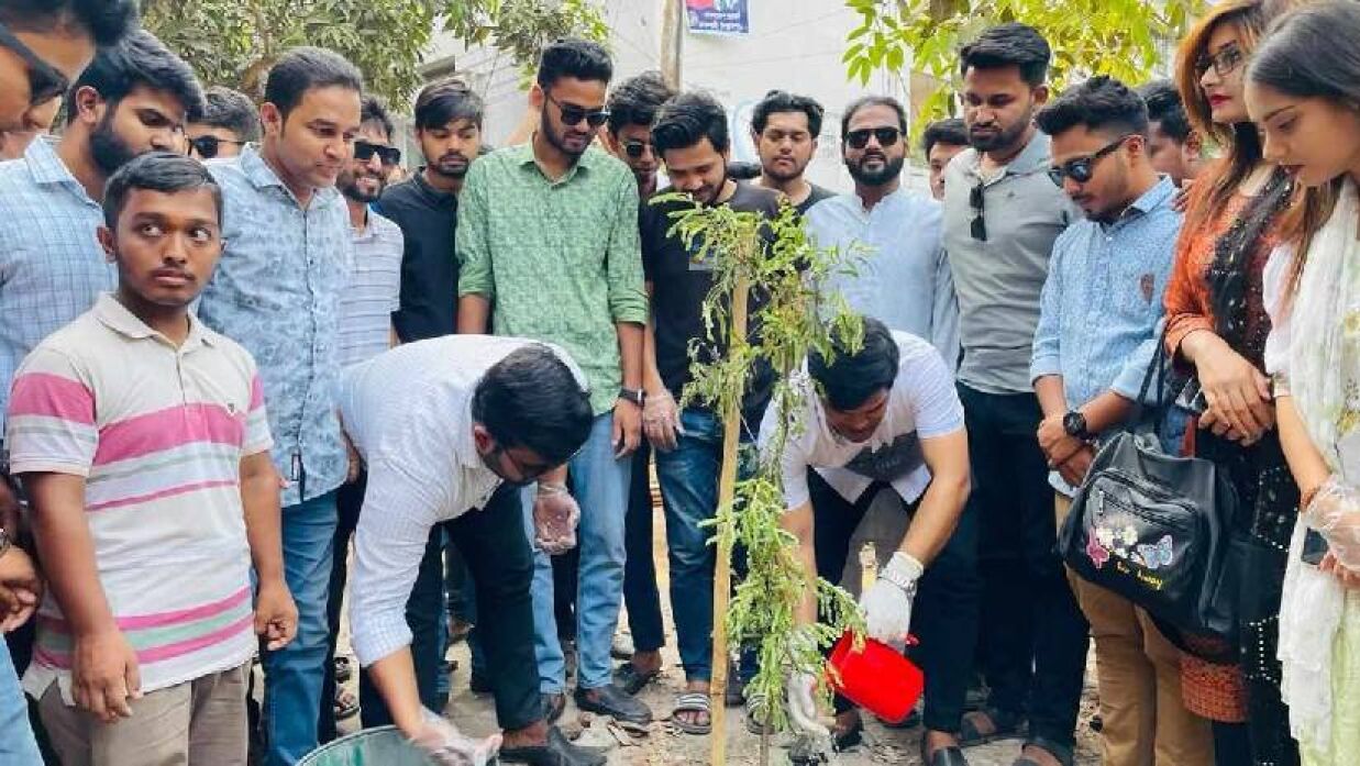 ১০০ চারা গাছ রোপণ করল রাজশাহী বিশ্ববিদ্যালয় ছাত্রলীগ