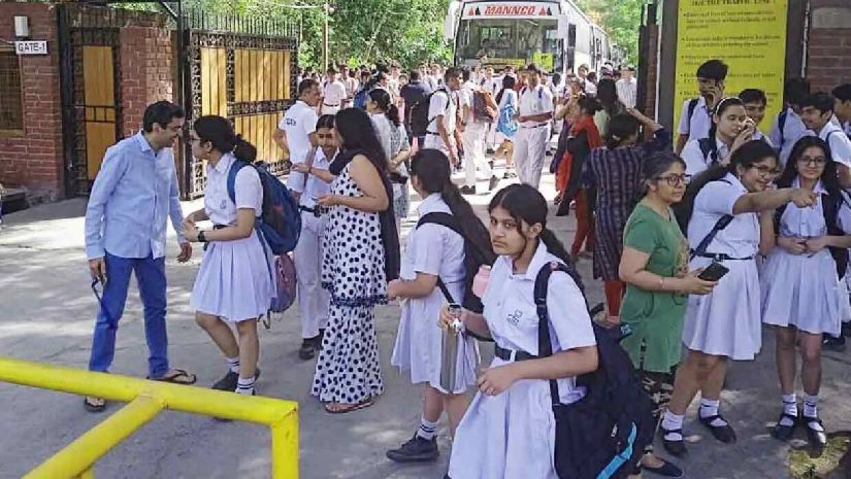 বোমার হামলার হুমকি: দিল্লিতে বন্ধ  প্রায় ১০০ স্কুল