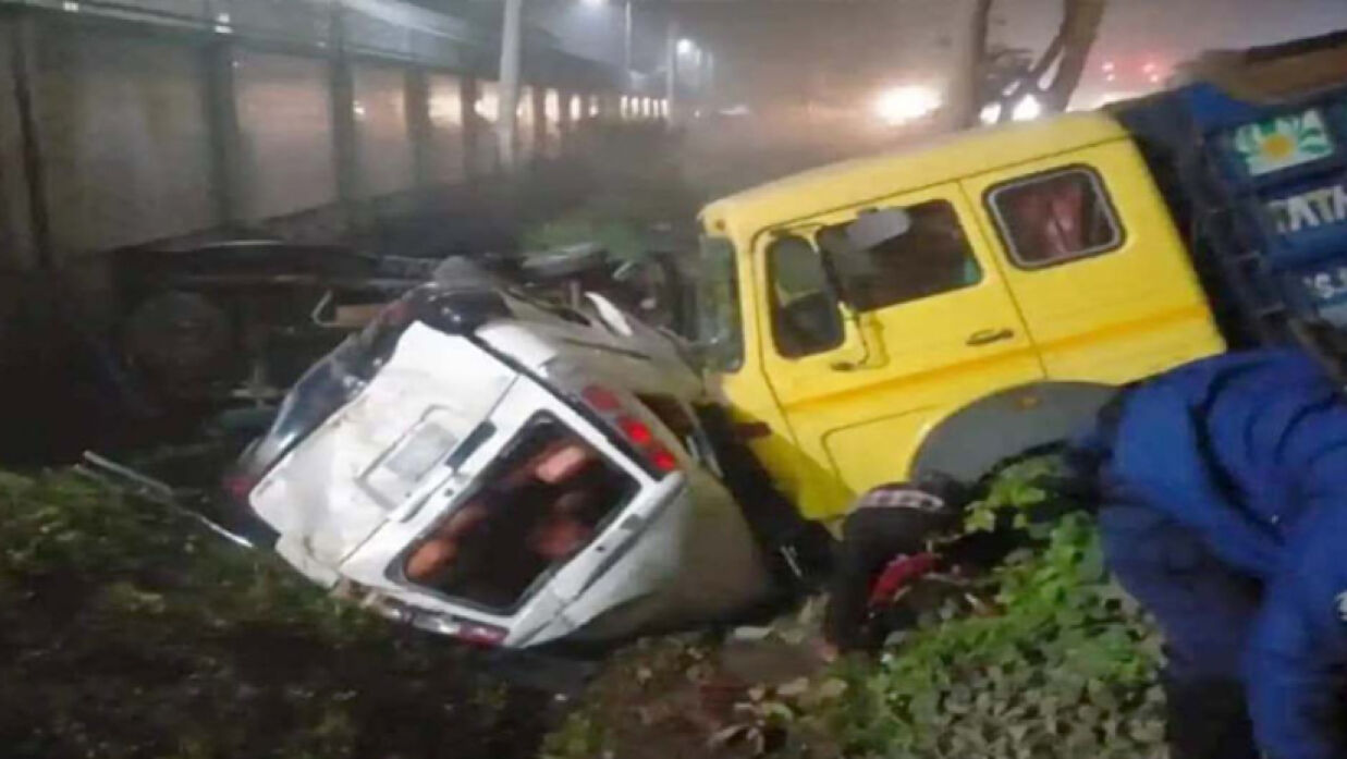 ট্রাক-মাইক্রোবাসের মুখোমুখি সংঘর্ষে নিহত ৫
