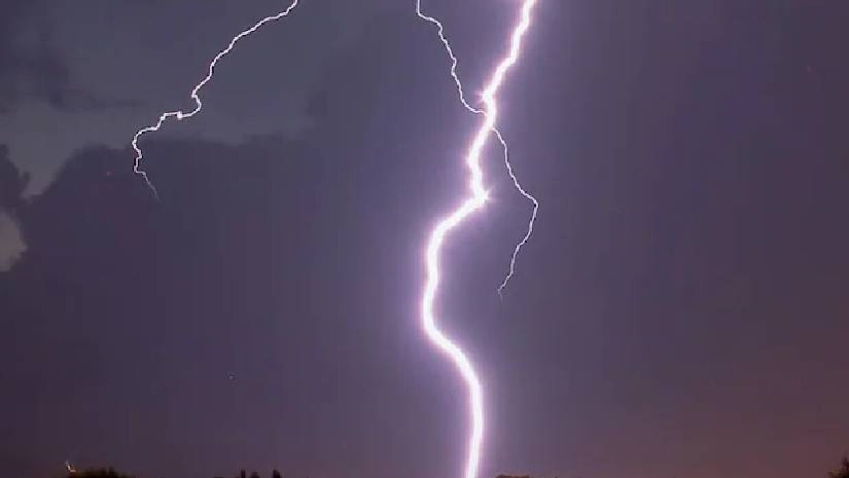 এক রাতে ১০ হাজার বজ্রপাত হংকংয়ে