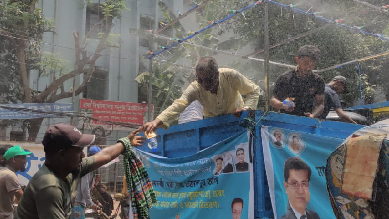 ঢাকা দক্ষিণ সিটি কর্পোরেশনের উদ্যোগে কুয়াশা স্প্রে ও বিনামূল্যে খাবার পানি-স্যালাইন বিতরণ 