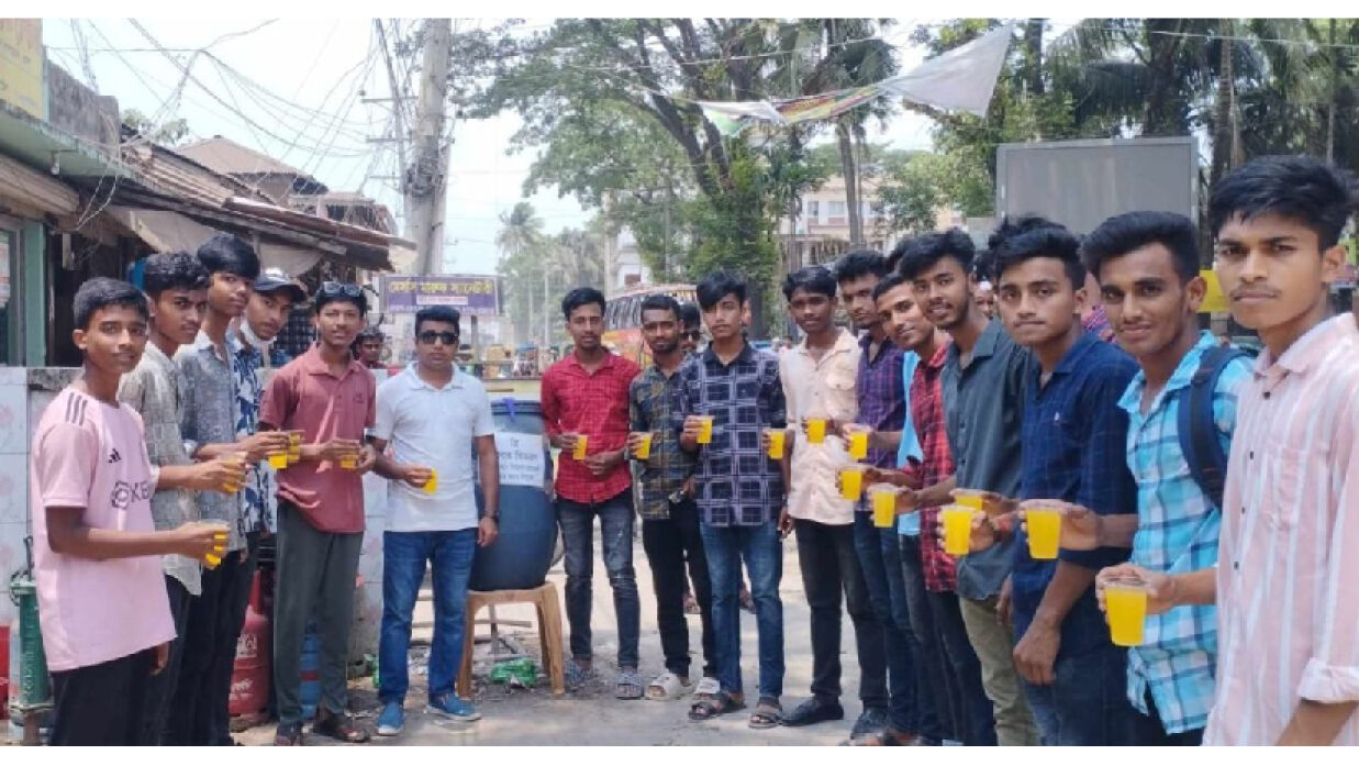 দাবদাহে পথচারীদের স্বস্তি দিতে শিক্ষার্থীদের নিয়ে শিক্ষকের ব্যতিক্রমী উদ্যোগ