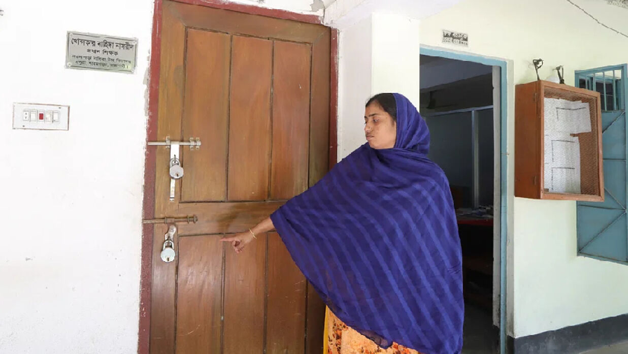 কমিটির জটিলতায় প্রধান শিক্ষকের কক্ষে ঝুলছে তালা