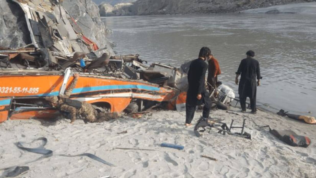 পাকিস্তানে ভয়াবহ সড়ক দুর্ঘটনায় নিহত ২০