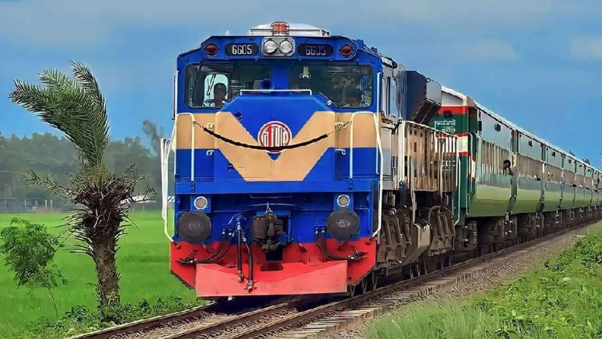 আজ থেকে বাড়ছে ট্রেনের ভাড়া