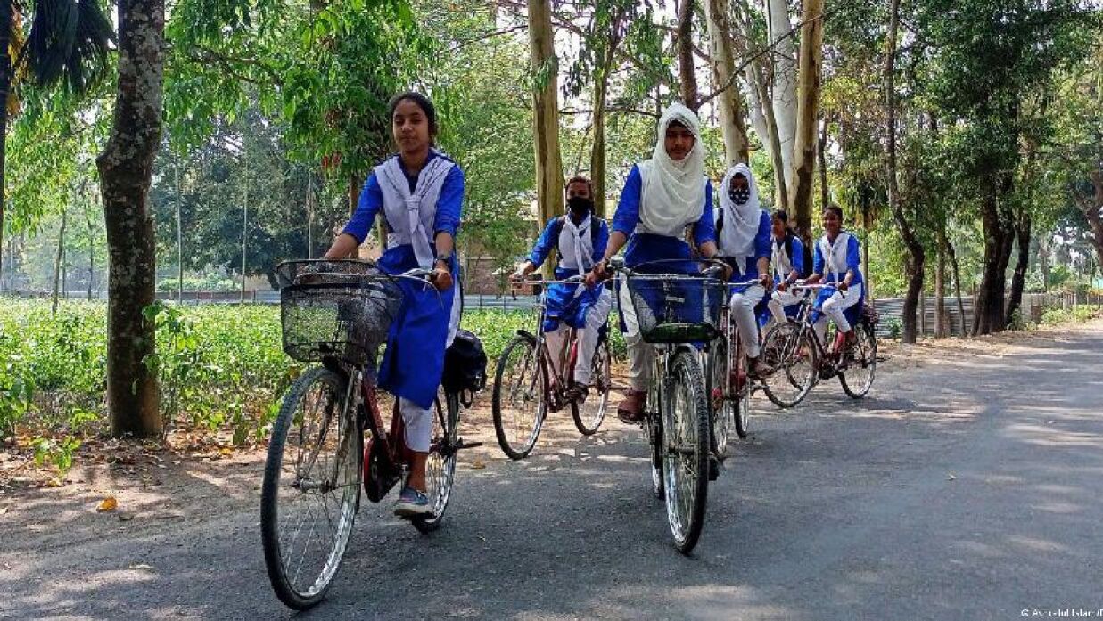 স্কুলগামী ১৬ হাজার ছাত্রীকে বাইসাইকেল দেবে সরকার