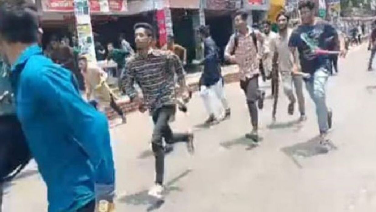 ছাত্রলীগের দুই গ্রুপের মারামারি