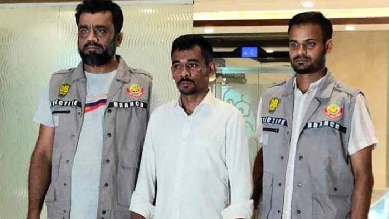 গ্রেপ্তারের পর ডিবি কার্যালয়ে মিল্টন সমাদ্দার
