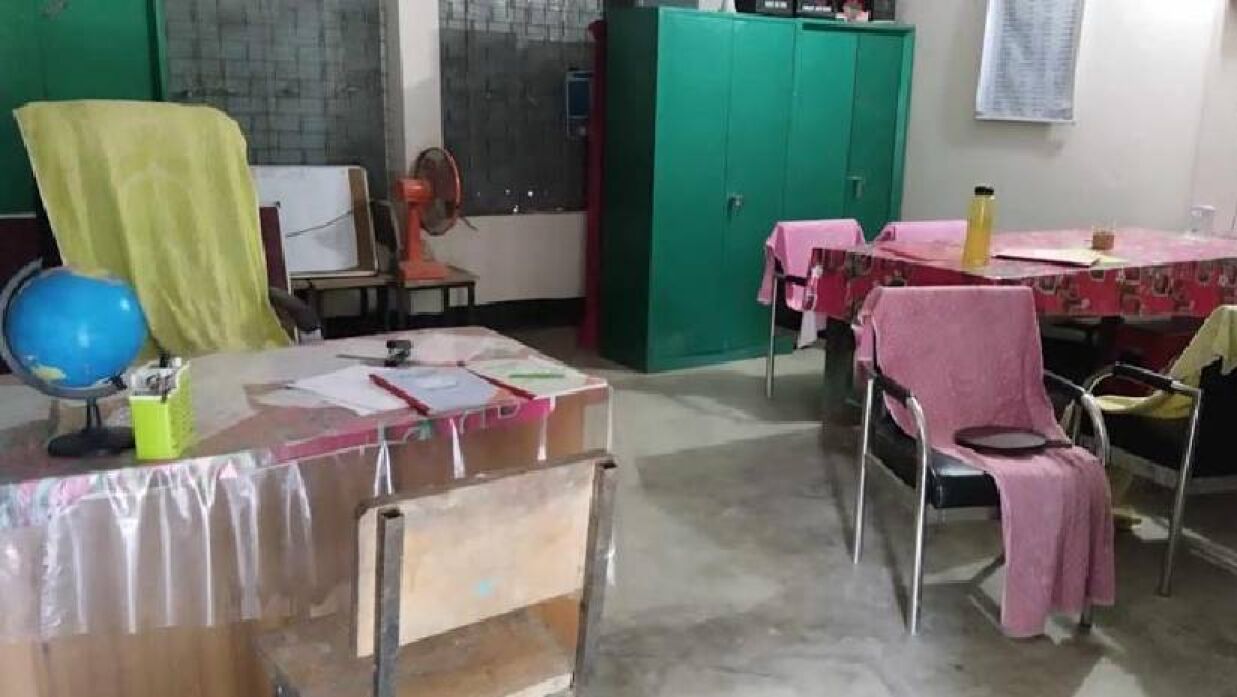 স্কুলে নেই শিক্ষক, ক্লাস নিয়েছেন দপ্তরি