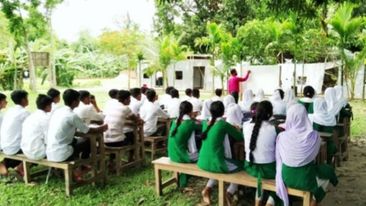হাসিনা শাহিদ মাধ্যমিক মডেল একাডেমির ক্লাস চলছে খোলা আকাশের নিচে