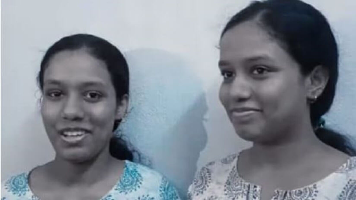 একসঙ্গে উচ্চমাধ্যমিক পরীক্ষা, সেরা ১০ জনে স্থান পেলেন যমজ দু’বোন