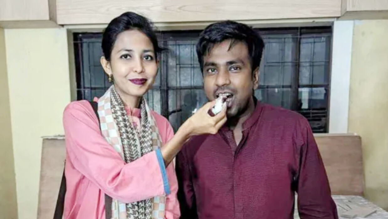 জন্মদিন পালনে মধ্যরাতে ছাত্র হলে ছাত্রলীগ নেত্রী সায়মন