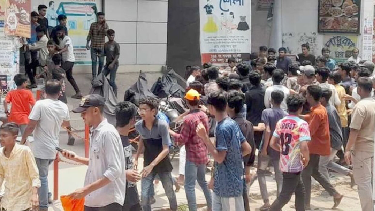 কর্মী সমাবেশে সংঘর্ষ
