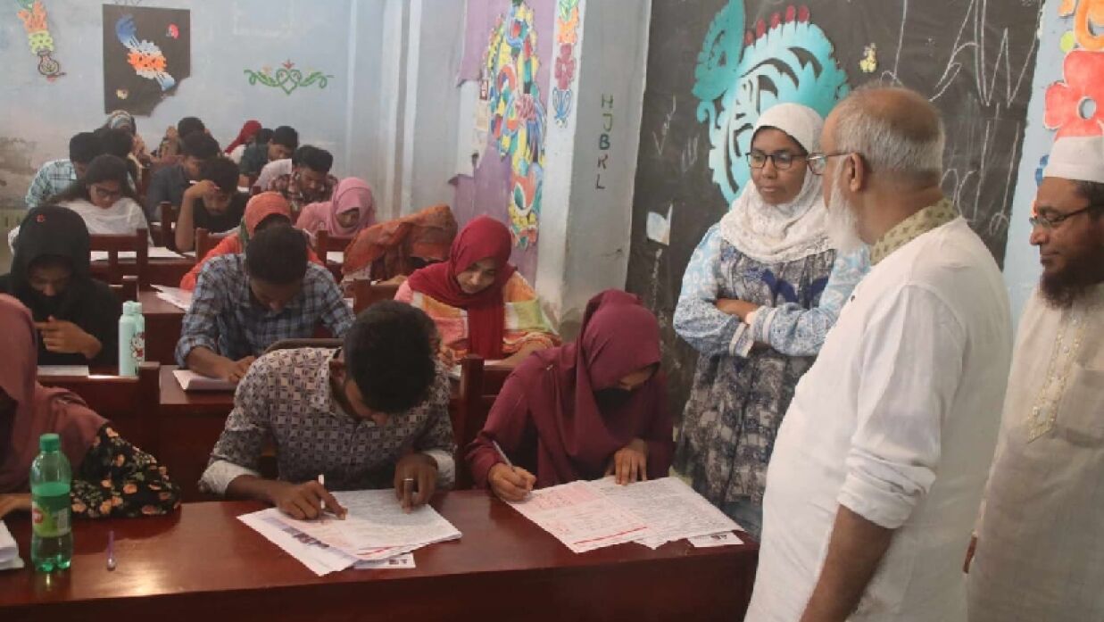 পরীক্ষা কক্ষ পরিদর্শনে উপাচার্য প্রফেসর ড. শেখ আবদুস সালাম