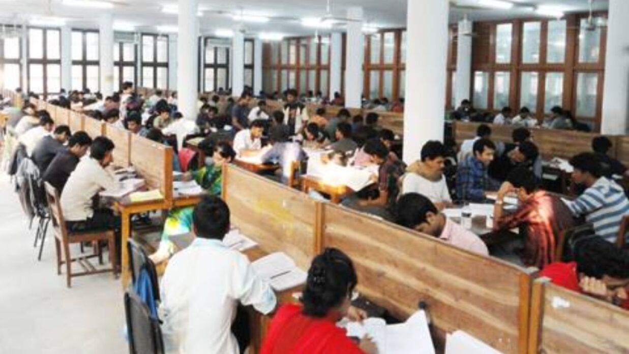 ঢাবির গ্রন্থাগারে পড়ছেন শিক্ষার্থীরা