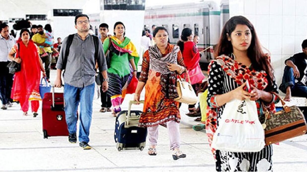 ঈদের ছুটিতে বাড়ি ফেরা