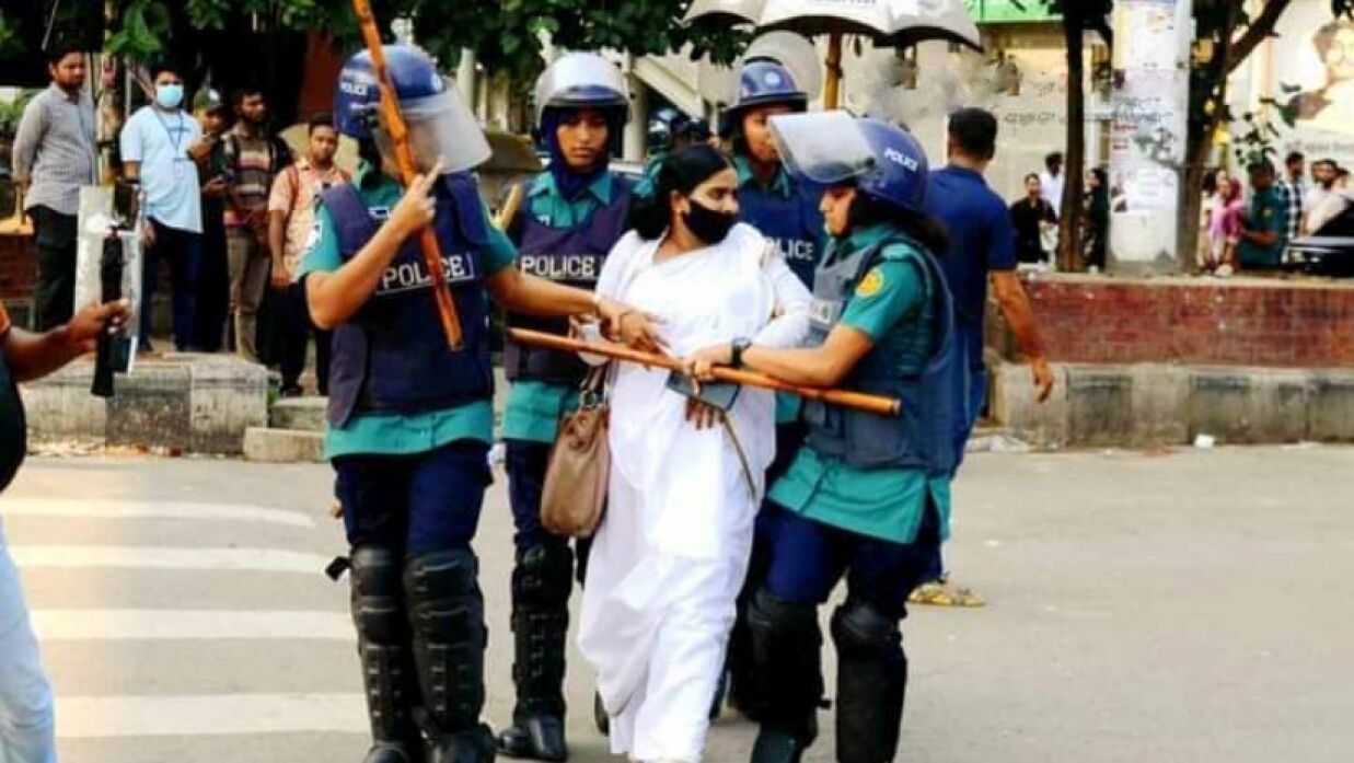 এক আন্দোলনকারীকে ধরে নিয়ে যাচ্ছে পুলিশ