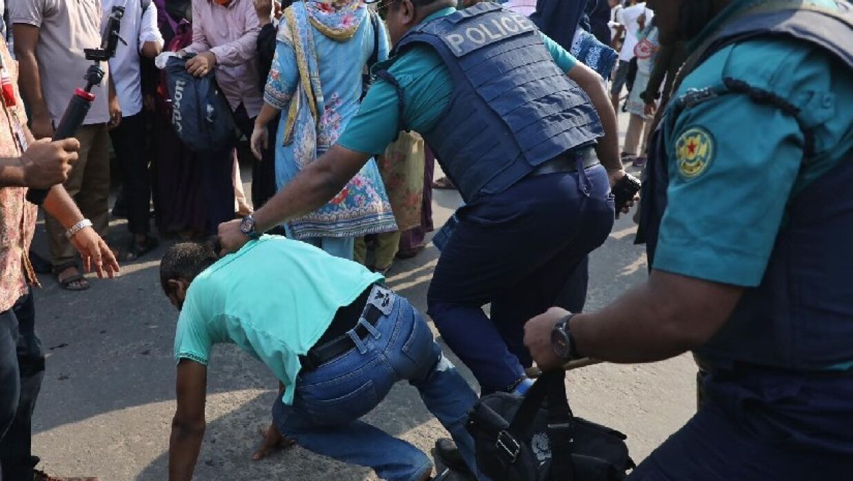 আন্দোলনকারীদের আটক করে নিয়ে যাচ্ছে পুলিশ