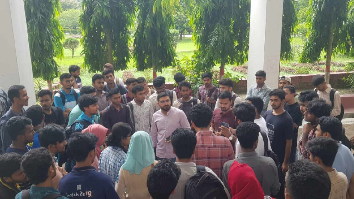 বিক্ষোভ করছেন শিক্ষার্থীরা