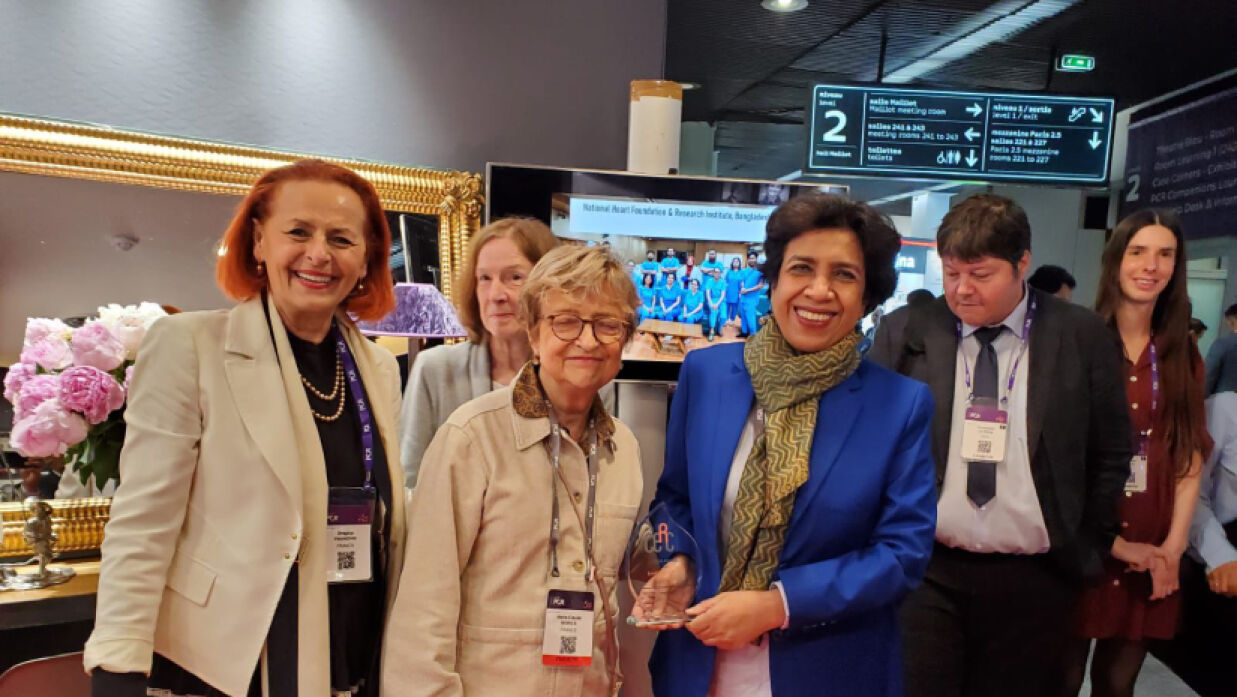 টিম প্রধান অধ্যাপক ফজিলা-তুন-নেসা মালিক এর হাতে সম্মাননা প্রদান