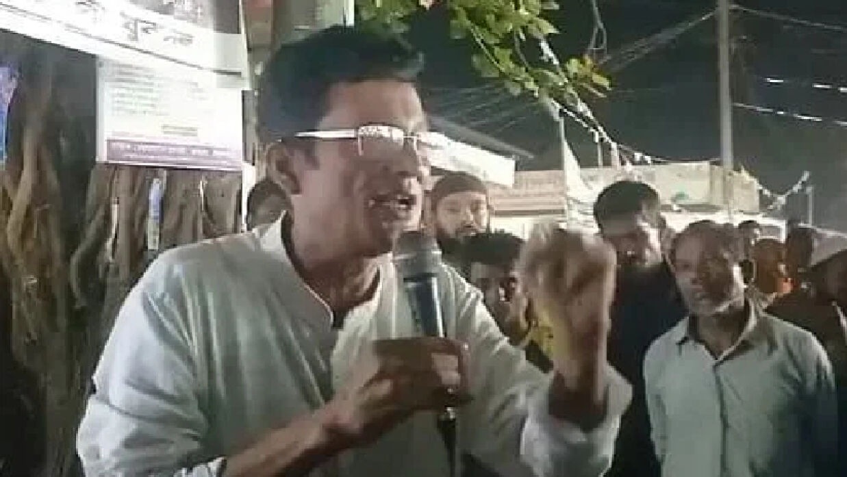 ঠাকুরগাঁও সদর উপজেলা পরিষদ নির্বাচনে চেয়ারম্যান প্রার্থী কামরুল হাসান গত মঙ্গলবার রুহিয়া চৌরাস্তায় সভায় বক্তব্য দেন