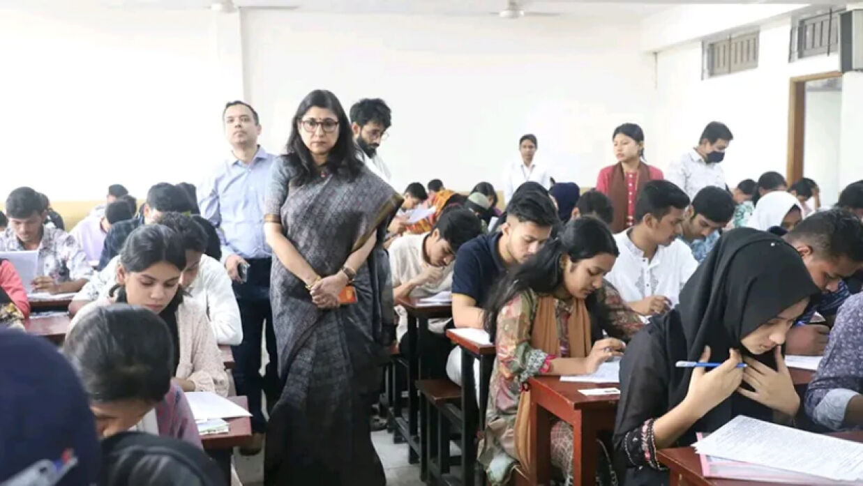 গুচ্ছ ভর্তি পরীক্ষা কেন্দ্র পরিদর্শন করছেন অধ্যাপক সাদেকা হালিম