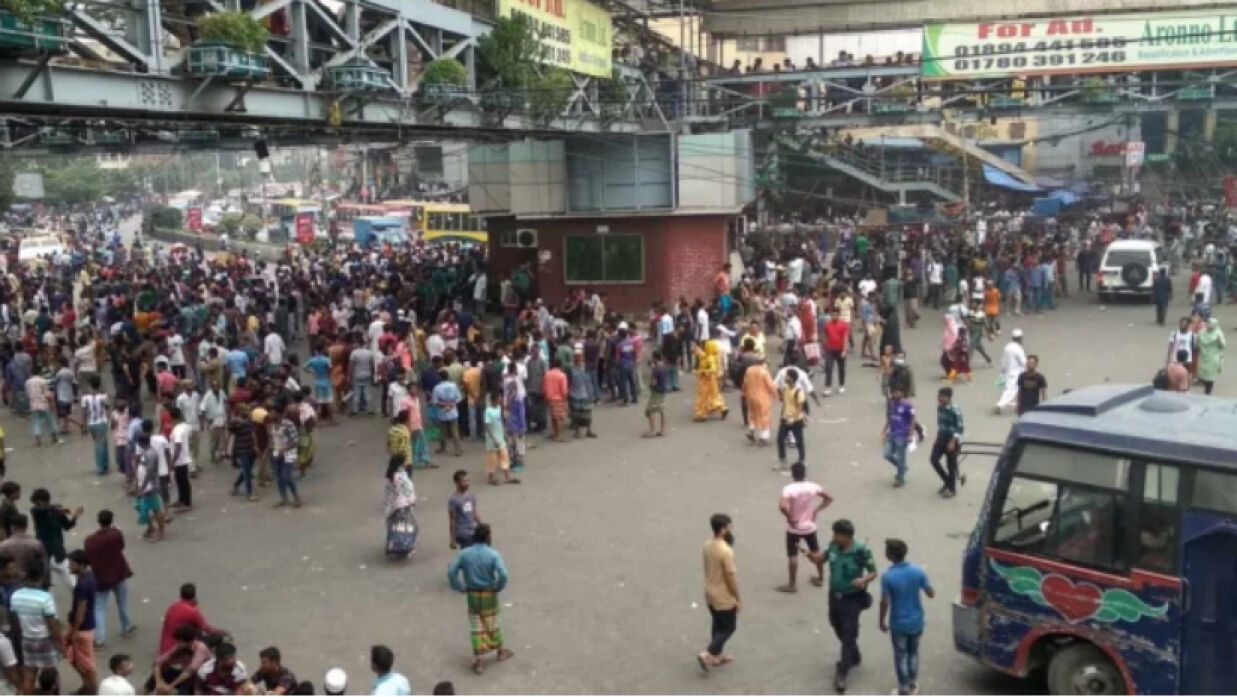 লাঠি হাতে সড়ক অবরোধ অটোরিকশা চালকদের, যানজট