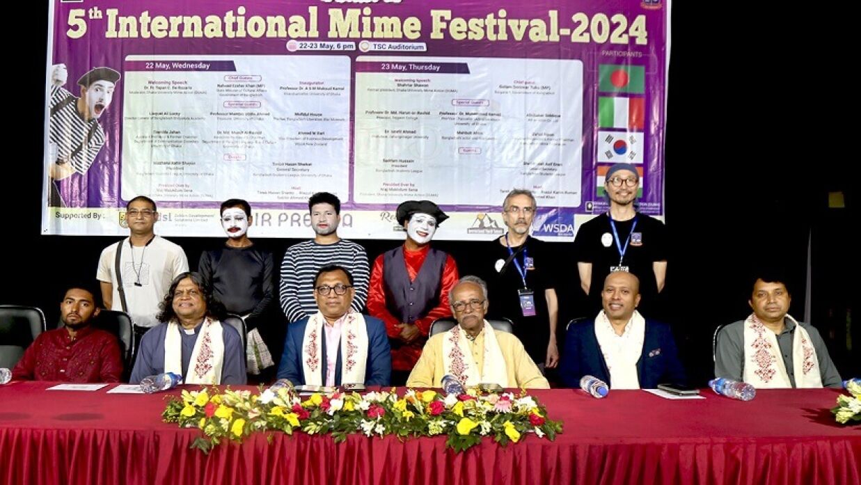 ঢাবিতে আন্তর্জাতিক মুকানিভয় উৎসবে অংশগ্রহণকারীরা