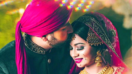 বিয়ের মঞ্চে কনেকে চুমু, লাঠি দিয়ে বরের পরিবারকে মারধর
