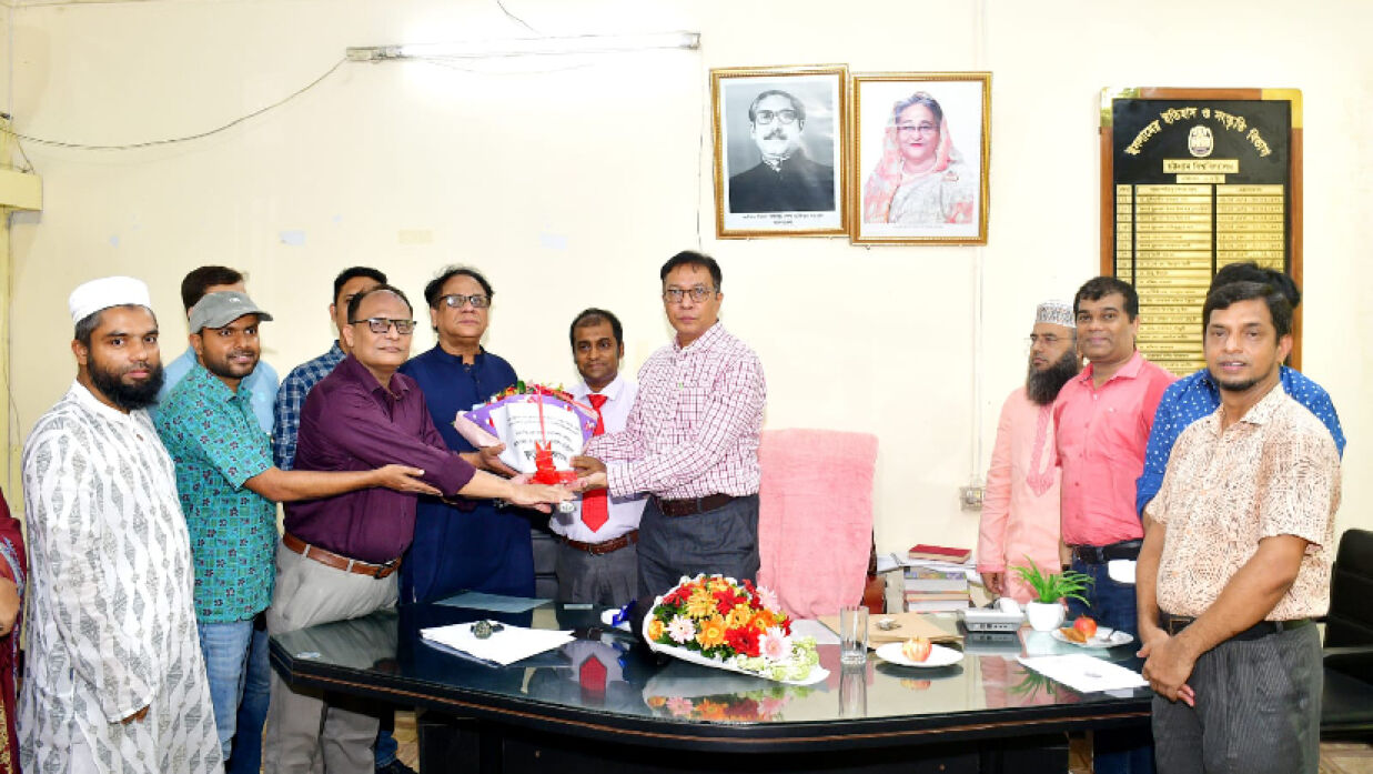 নতুন চেয়ারম্যানকে ফুলেল শুভেচ্ছা 