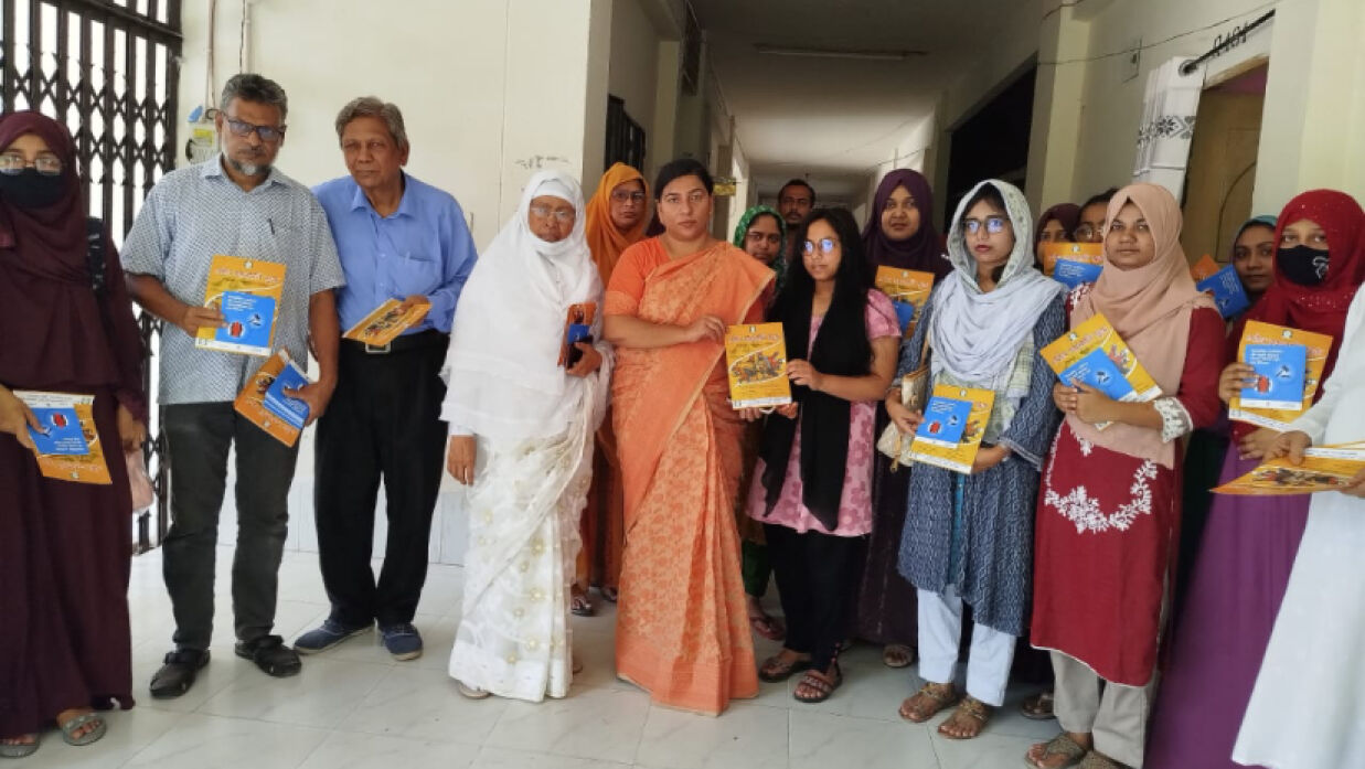 ছাত্রীদের মাঝে বই ওলিফলেট বিতরণ