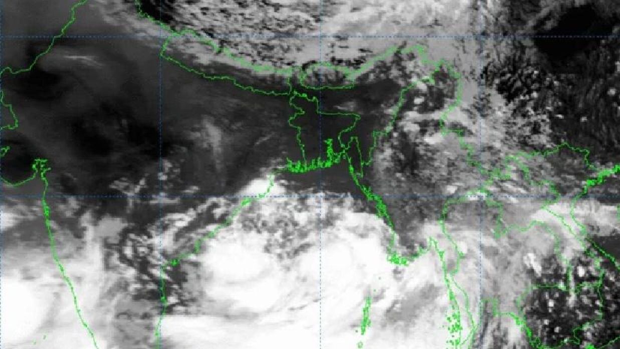 দুই সমুদ্র বন্দরকে ৭ নম্বর বিপদ সংকেত ঘোষণা