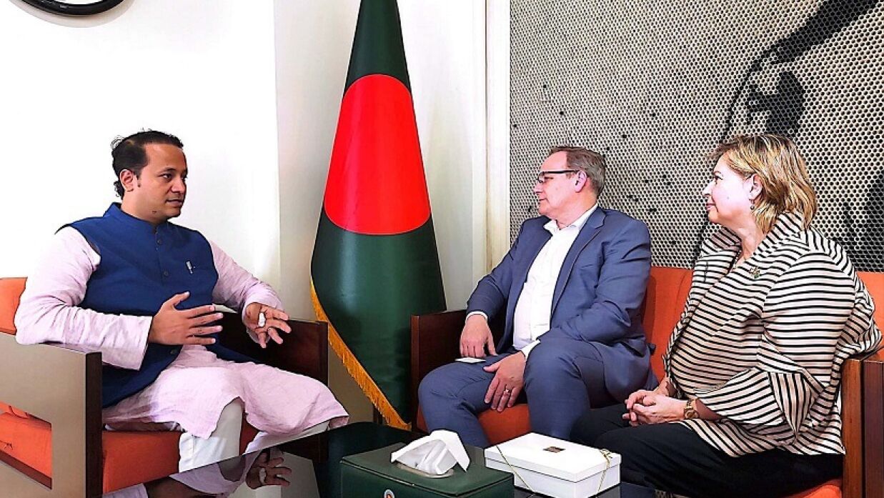 সচিবালয়ে শিক্ষামন্ত্রী ও কানাডার ডেপুটি মিনিস্টার অব ইন্টারন্যাশনাল ডেভেলপমেন্ট ক্রিস্টোফার ম্যাক লিনান’র মধ্যে দ্বিপাক্ষিক বৈঠক