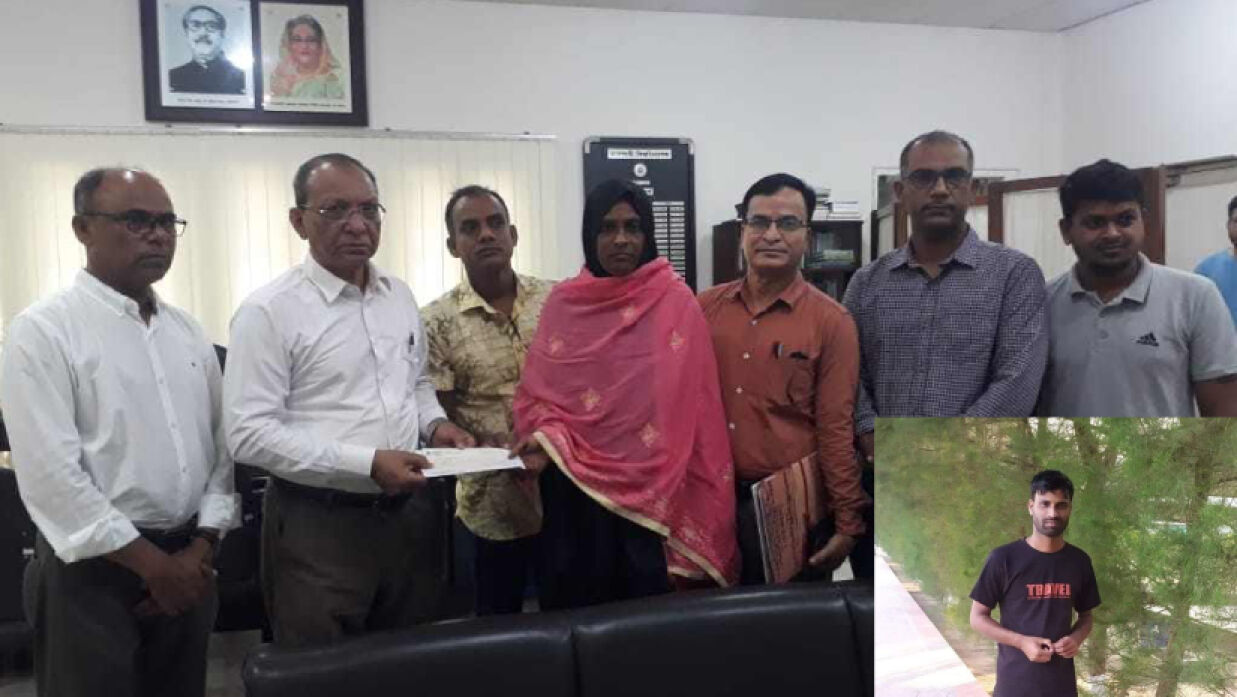 বিমার টাকা পেলেন সাপের কামড়ে মারা যাওয়া শাকিনুরের পরিবার