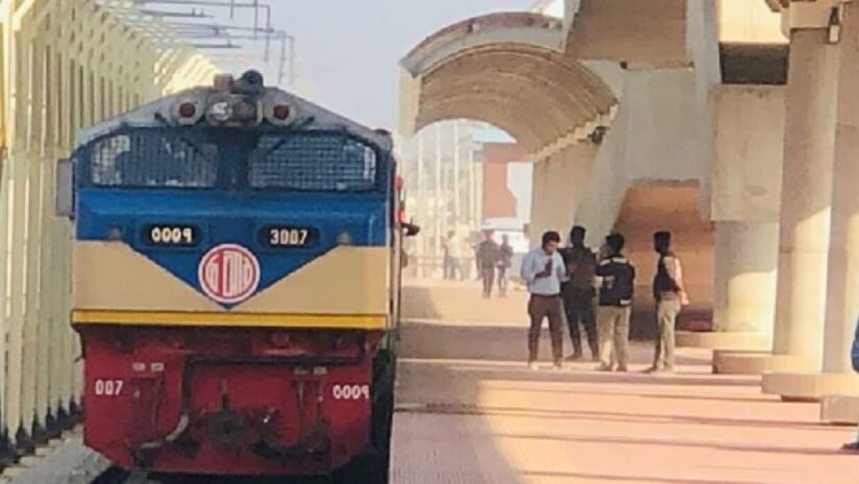 কক্সবাজার রুটে বিশেষ ট্রেন চলাচল বন্ধ করে দেওয়া হয়েছে