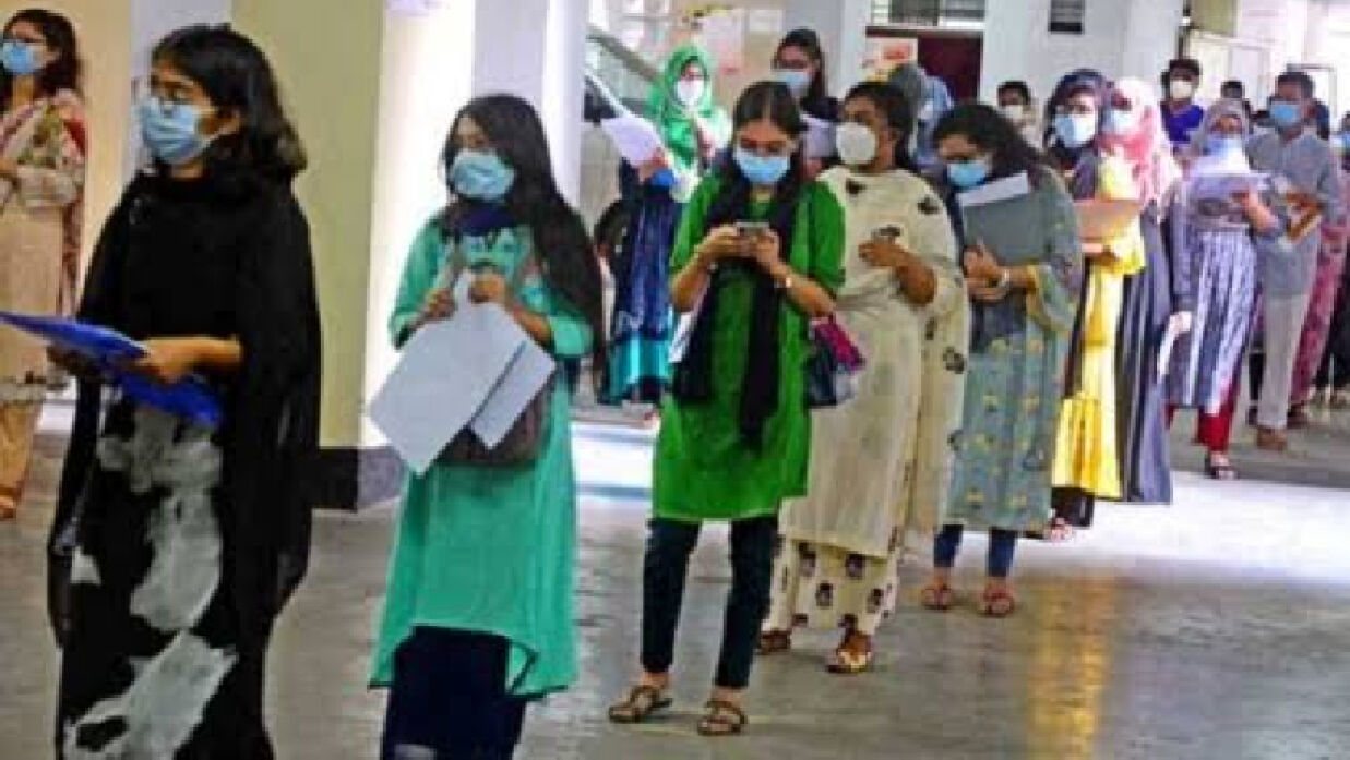 লাইনে দাঁড়িয়ে শিক্ষার্থীদের অপেক্ষা