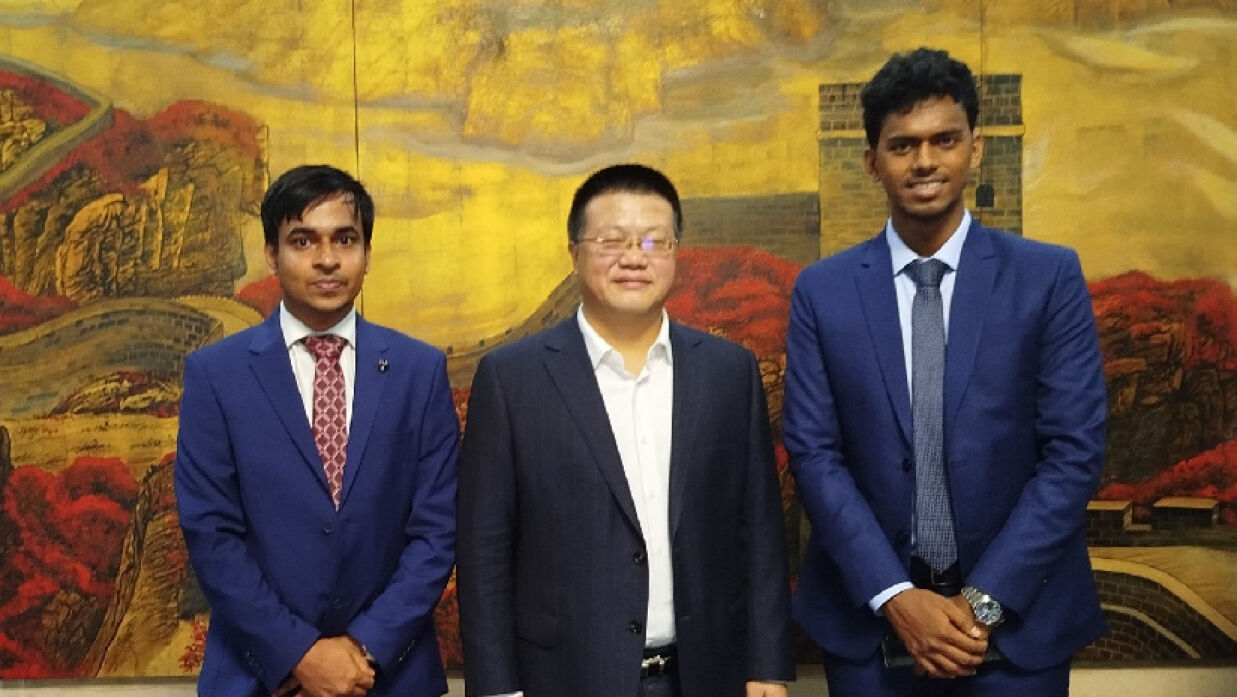 চীনের রাষ্ট্রদূত ইয়াও ওয়েন, ডুজা সভাপতি আল সাদী ভূঁইয়া ও সাধারণ সম্পাদক মহিউদ্দিন মুজাহিদ মাহি 