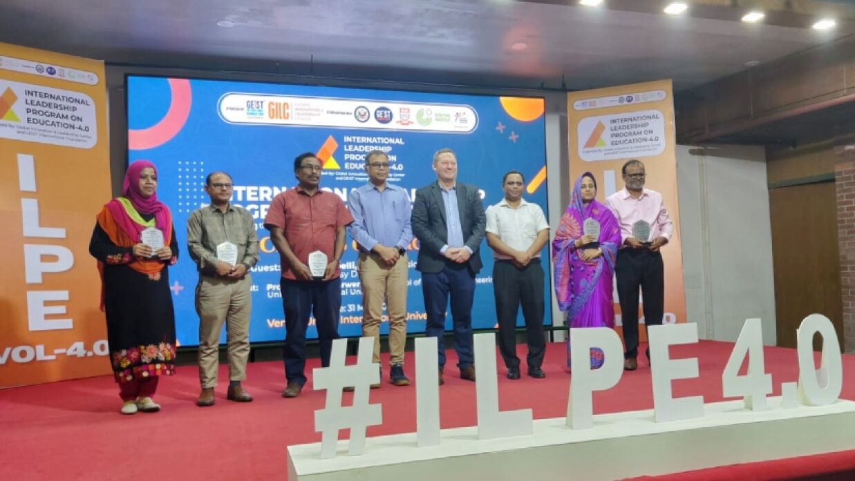 ইন্টারন্যাশনাল লিডারশিপ প্রোগ্রাম অন এডুকেশন সামিটে উপস্থিত অতিথিবৃন্দ
