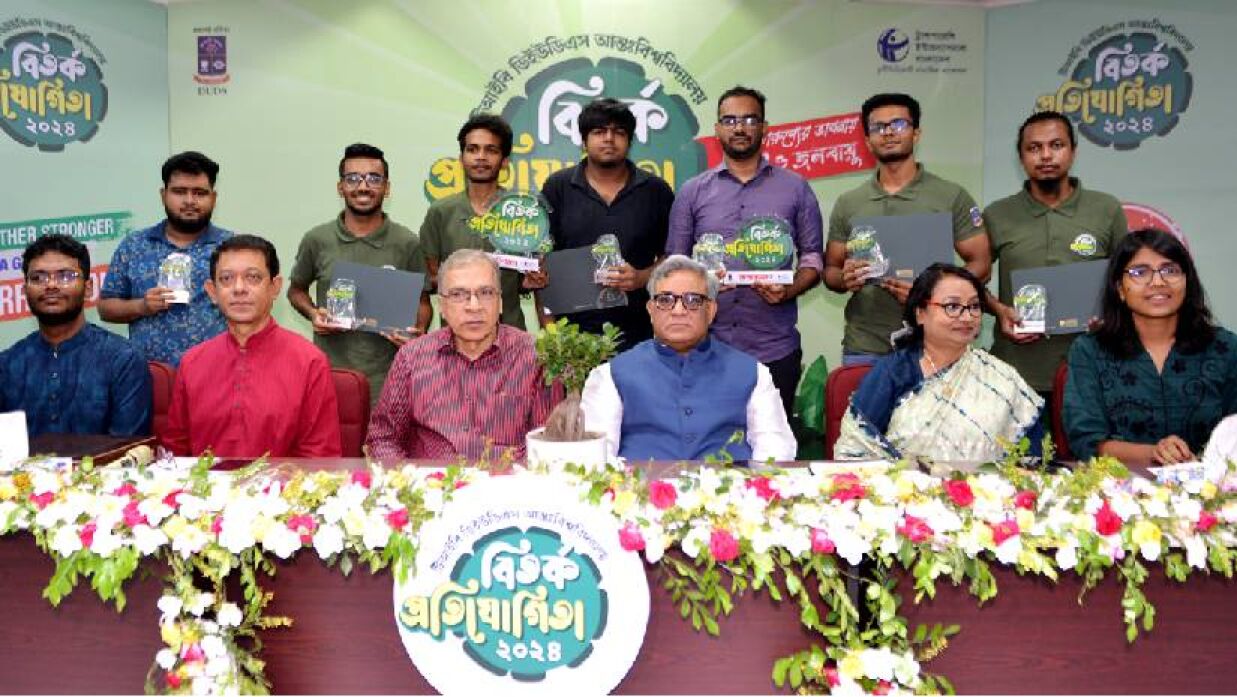 বিজয়ীদের মধ্যে পুরস্কার বিতরণ