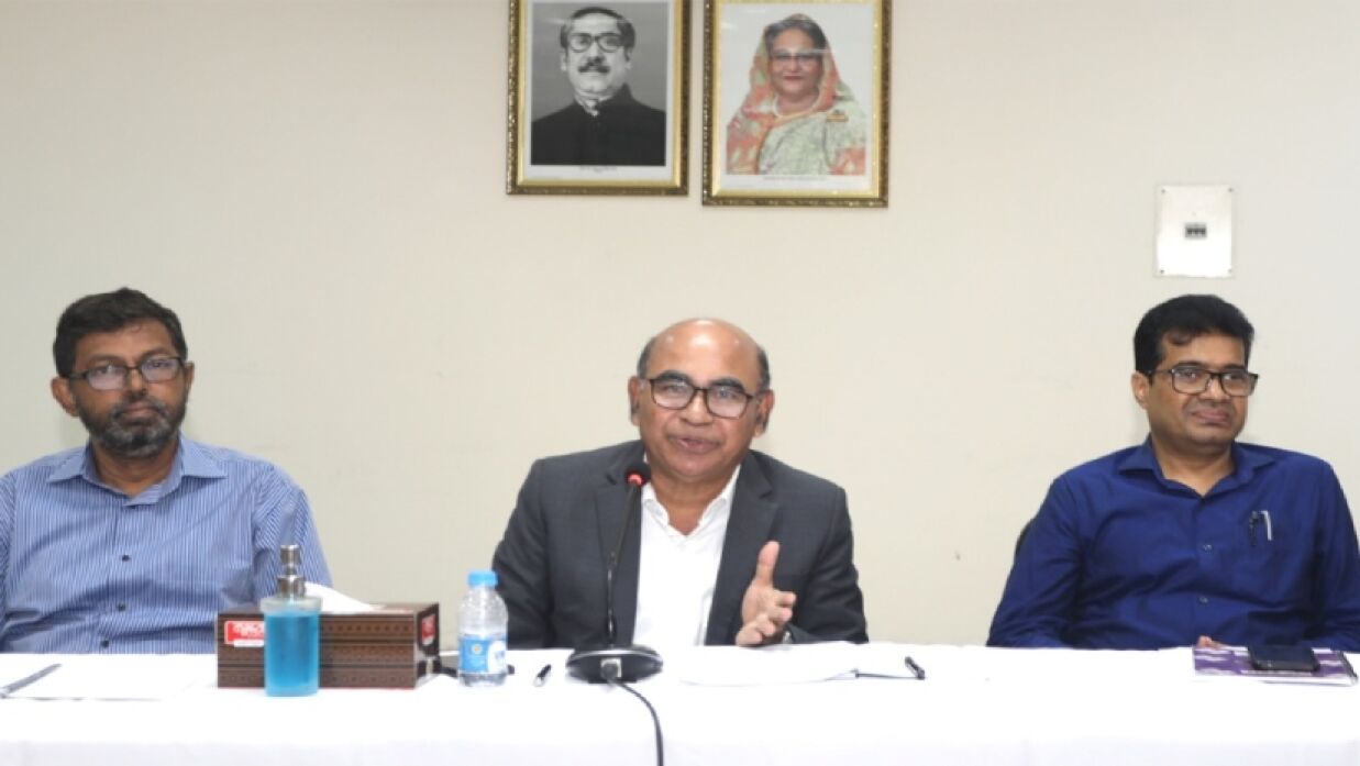 প্রশিক্ষণ কর্মশালায় উপস্থিত ছিলেন কমিশনের চেয়ারম্যান অধ্যাপক ড. মুহাম্মদ আলমগীর