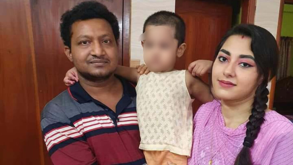 স্ত্রী-সন্তানের সাথে অধ্যাপক সঞ্জয় কুমার সরকার