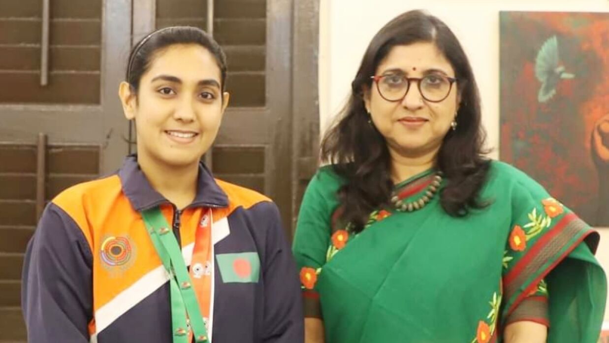 উপাচার্যের সঙ্গে জবি ছাত্রী নিলুফা