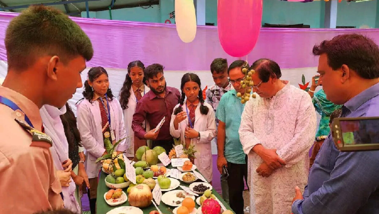 শিবরাম আদর্শ পাবলিক স্কুলে ফল উৎসব পালিত