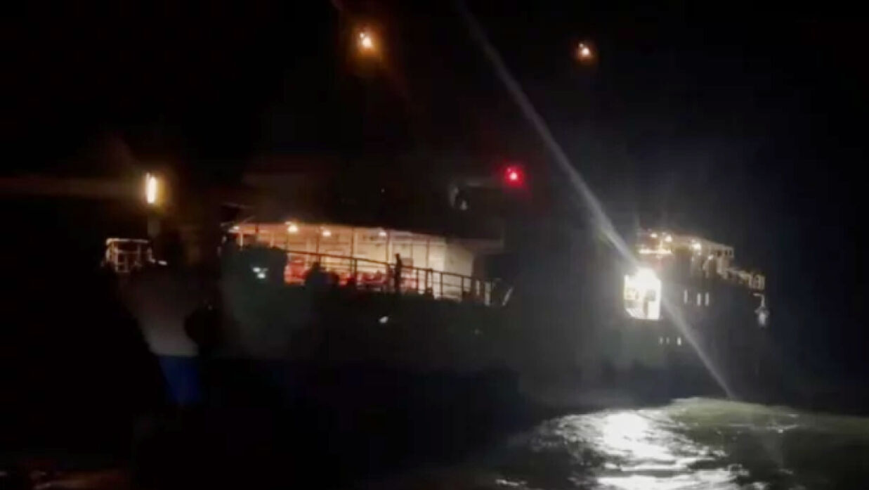 ৮ দিন পর সেন্টমার্টিনে পৌঁছালো খাদ্যপণ্য