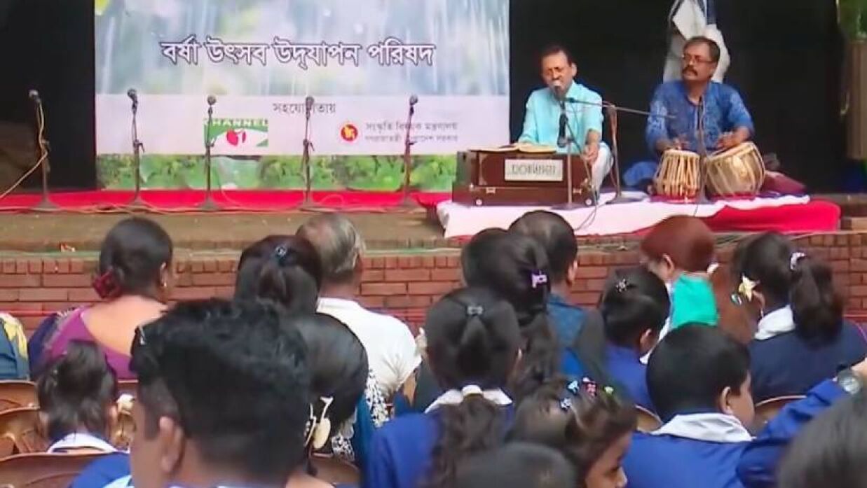 বর্ষাকে বরণ করে নিল ঢাকা বিশ্ববিদ্যালয়
