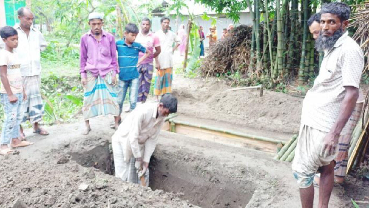 দাফনের জন্য কবর প্রস্তুত করা হচ্ছে