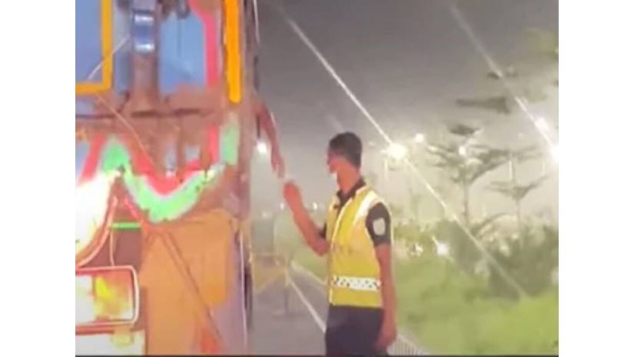 পুলিশের চাঁদাবাজি