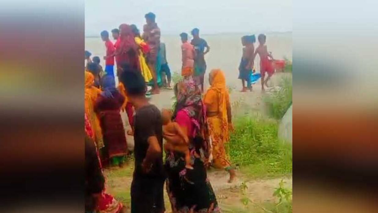 আসন্ন ঈদুল আজহা উপলক্ষে গরু বিক্রি করার জন্য দোহারের জয়পাড়া হাটে নেওয়ার পথে এ ঘটনা ঘটেছে